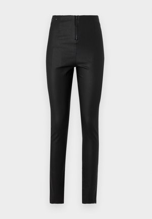Pantaloni neri aderenti in materiale lucido, con zip frontale e design a vita alta con dettagli minimalisti.