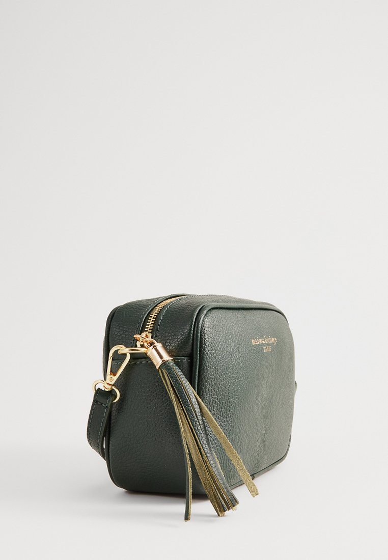 Sac en cuir texturé vert avec fermeture éclair et quincaillerie dorées, agrémenté d'un accent de gland. Forme rectangulaire compacte avec un fond plat.