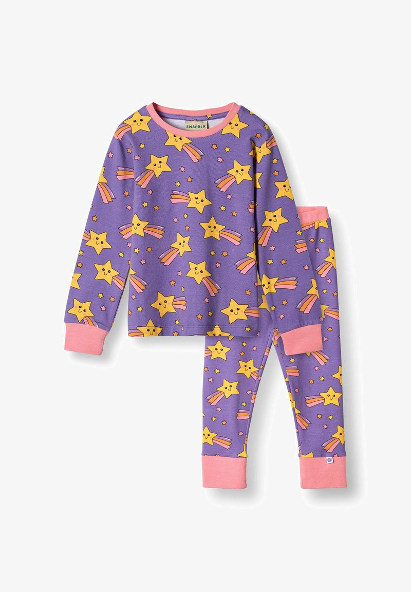 Lila pizsama sárga csillagmintával és rózsaszín kiegészítőkkel. Hosszú ujjú felsőt és az ahhoz illő, bordás passzéval ellátott nadrágot tartalmaz.