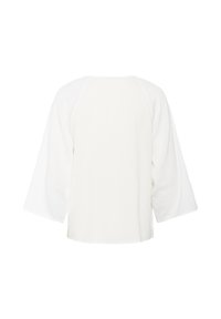 Vit, texturerad topp med vida, trekvartslånga ärmar och rundad nederkant bak. Enkel och avslappnad silhuett. Ingen synlig hårdvara eller mönster.