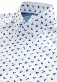 Camicia bianca con un motivo di uccelli blu, dotata di colletto button-down e texture liscia. Dettagli notevoli includono piccoli bottoni e accenti del colletto.
