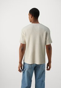 Jack & Jones JORLATEST KNITTED CREW NECK TEE - Navadna majica - ecru