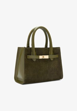 Sac à main vert olive avec un corps en suède texturé, des accents en cuir lisse, des poignées supérieures doubles et un détail de fermeture en or.
