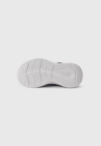 Skoesåle med en teksturert hvit gummimateriale med et mønstrete dekk for grep, designet for trekkraft og holdbarhet.