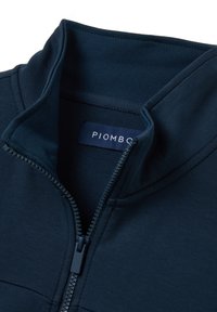 Sudadera con cremallera de color azul oscuro y cuello alto, con tejido texturizado y una etiqueta "PIOMBO" cerca del escote. Cuenta con una cremallera resistente.
