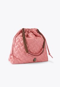 Roze geweven tas met een glanzende afwerking, voorzien van een trekkoordsluiting en een kettinghengsel. Inclusief een decoratief logo aan de voorkant.