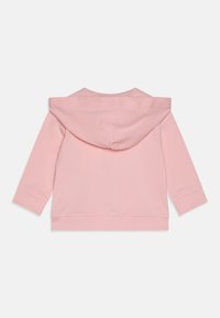 Felpa rosa in cotone, dalla texture morbida, con maniche lunghe e cappuccio. Presenta polsini e orlo a coste, con un design semplice e monocolore.