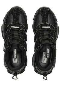 Scarpe sportive nere con parte superiore testurizzata e accenti scintillanti, lacci rotondi, colletto imbottito e logo sulla linguetta.