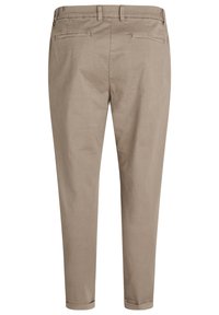 Lichtbruine chinos met een gladde textuur, slim fit, elastische tailleband en twee achterzakken. Geen voorzakken zichtbaar op de afbeelding.