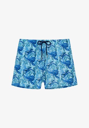 Blaue Badeshorts mit einem Muster aus Korallen und Meeresschildkröten, mit einem Kordelzugbund und glatter Stoffoberfläche.