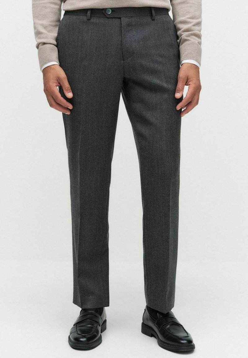  skräddarsydda mörkgrå dressbyxor gjorda av texturerat tyg, med en enskild frontveck, standardfickor och knäppning.