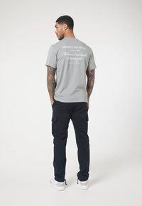CLOSURE London STACKED SCRIPT  TEE - Majica kratkih rukava s printom - grey