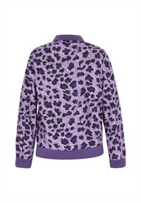 Pulover mov cu un model de imprimeu leopard negru și lavandă, având guler și mansete în dungi, textură netedă și croi lejer.