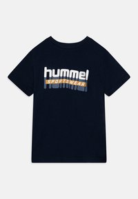 Camiseta de algodón azul marino con un gran gráfico en blanco y naranja de "hummel SPORTSWEAR" en la parte posterior. Mangas cortas y cuello redondo.