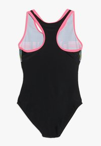 Maillot de bain une pièce noir avec un design dos nageur accentué de rose. Il présente des panneaux en maille et des motifs rayés sur les côtés. Texture lisse.