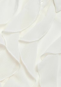 Weiße Bluse mit Rüschenschichten, aus leichtem Stoff gefertigt. Bietet eine durchsichtige Textur und zarte Nähte entlang der Kanten. Die Knöpfe sind sichtbar.