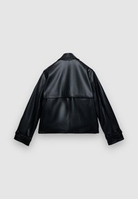 Schwarze Lederjacke mit Kragen, verkürztem Schnitt und befestigten Bündchen. Glatte Textur mit leichtem Glanz und einem rechteckigen Rückenpanel.