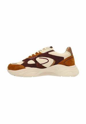Multikleur sneaker met een crèmekleurige mesh bovenkant, bruine suede accenten en een gemêleerde bordeauxrode overlay. Chunky witte zool met gebogen patronen.