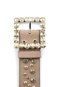 Cintura in suede beige con una grande fibbia d'argento decorata, caratterizzata da cristalli trasparenti e ambra, insieme a piccoli accenti di cristallo lungo la cintura.