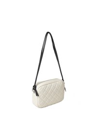 Borsa a tracolla bianca trapuntata con manico nero, forma rettangolare, texture liscia, chiusura con zip e dettaglio decorativo a nappina.