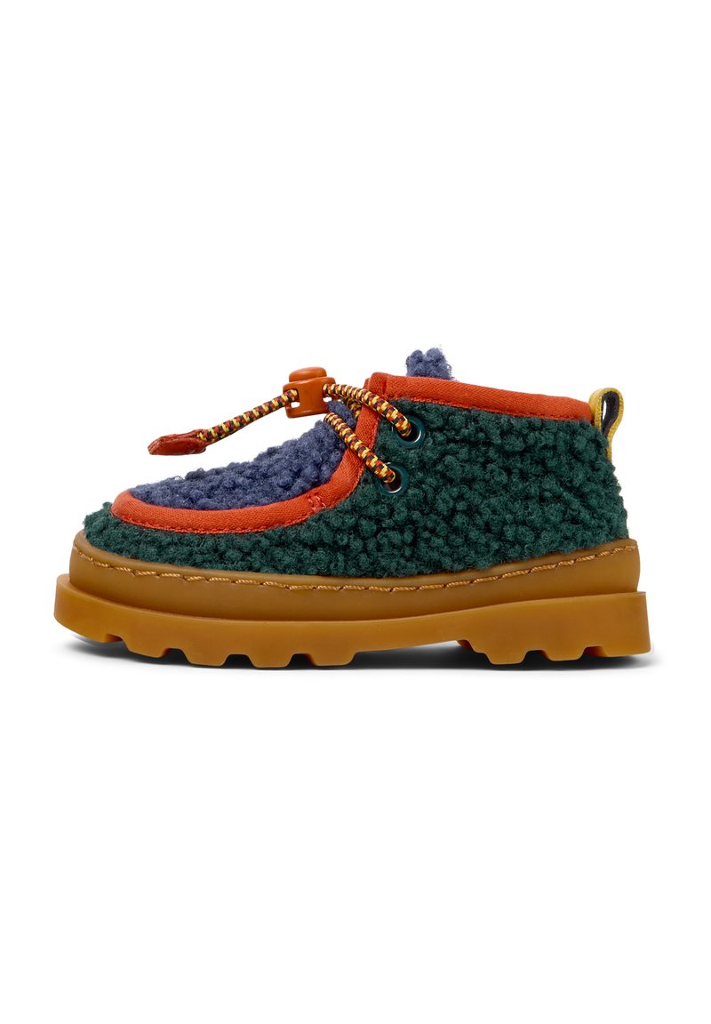 Texturiertes grünes Stoffschuhwerk mit orangefarbenen und blauen Akzenten, Gummisohle und bunten Schnürsenkeln. Verfügt über einen gepolsterten Kragen und gestickte Details.