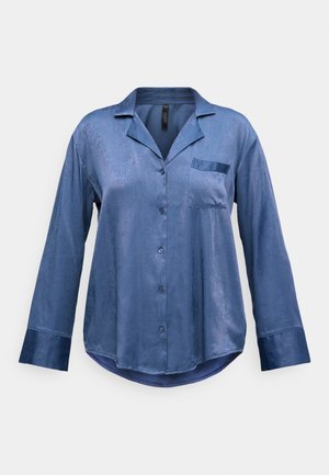 Camicia lunga in satin blu con colletto, bottoni frontali e taschino sul petto. Presenta un orlo curvo e una texture liscia.