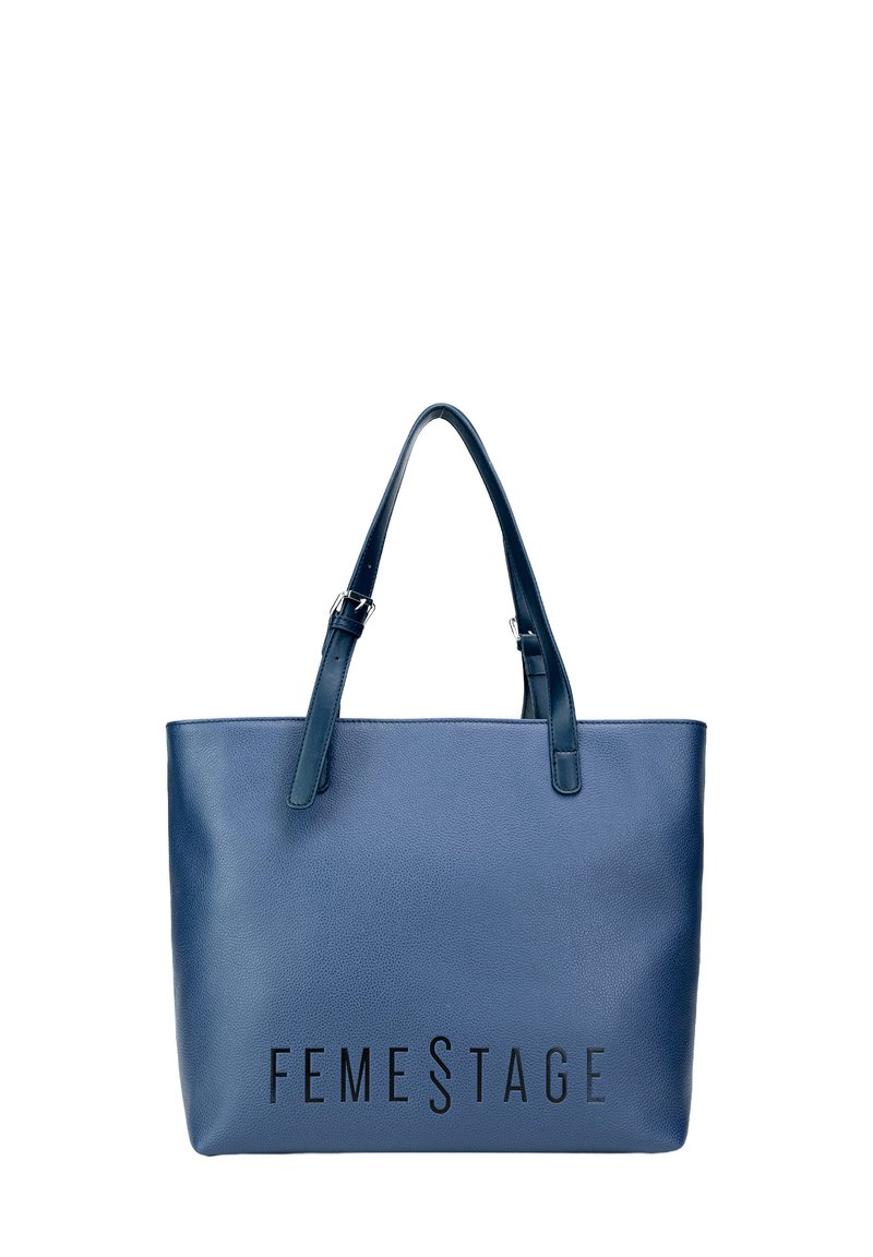 Modrá taška z imitace kůže s dvěma ramenními popruhy a embosovaným logem "FEMESTAGE" na přední straně. Hladký povrch s minimálním designem.