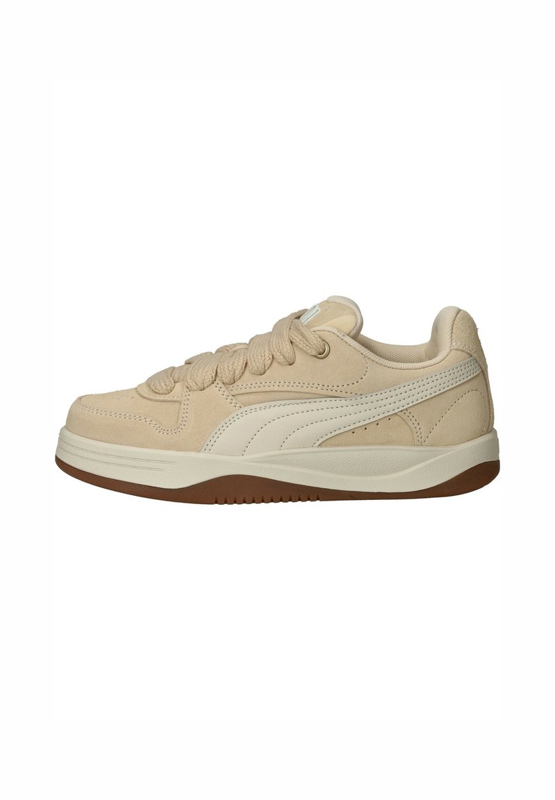 Beige suède sneaker met crème Puma logo streep, dikke beige veters, gewatteerde kraag en bruin rubberen loopzool.