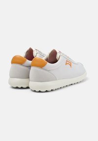 Weiße Sneaker mit grauen Wildleder-Akzenten, orangefarbener Fersenschlaufe und strukturierter Sohle. Verfügt über eine abgerundete Spitze, schnürbares Design und gepolsterten Knöchelkragen.