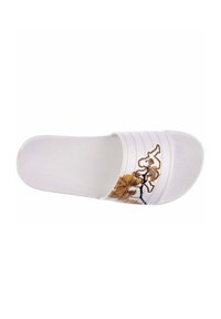 Sandalo bianco con fascia testurizzata, dettagli dorati e motivi floreali neri. Design open-toe, suola piatta.