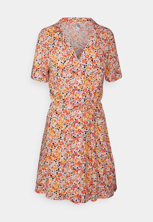Krótka sukienka w kwiaty z krótkimi rękawami, dekoltem w serek, zapinana na guziki z przodu, z paskiem w talii, w kolorach różu, pomarańczu, czerwieni i czerni.