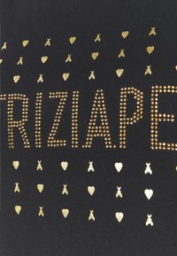 Tela negra con brillantes dorados dispuestos en el texto "TRIZIAPE", con corazones dorados decorativos y formas de abeja en patrones variados.