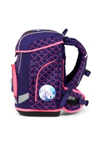 Lila Rucksack mit rosa Schuppenmuster, reflektierendem Streifen, seitlicher Netztasche und rundem Abzeichen mit Schlossmotiv.