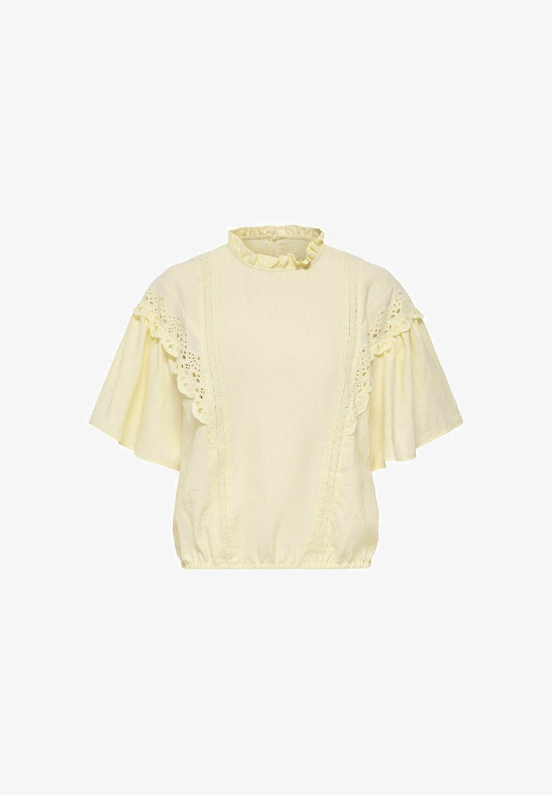 Blouse jaune clair à manches courtes avec col haut froncé, larges manches évasées et détails en dentelle sur le devant et aux épaules.