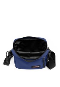 Borsa a spalla blu navy realizzata in tessuto resistente, con apertura zip nera e interno nero, dotata di tracolla nera regolabile.