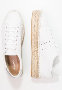 Vita läders espadrillosneakers med en tjock jutesula. Funktioner inkluderar en rund tå, snörningsdesign och silverfärgad accent på hälen.