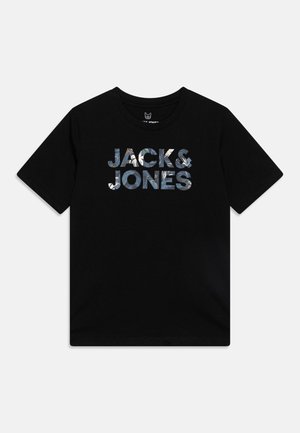 Zwarte katoenen t-shirt met de tekst "JACK & JONES" in een multicolor patroon. Korte mouwen en een ronde hals.