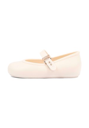Chaussure Mary Jane crème avec un bout arrondi et une bride ajustable fermée par une boucle argentée sur fond blanc.