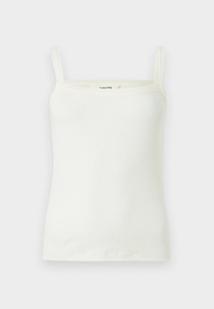 Valkoinen ribbineulottu toppi kapeilla olkaimilla ja suoralla pääntiellä, esitetty yksivärisellä taustalla.