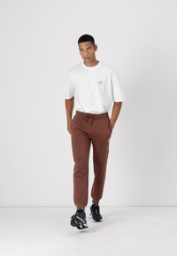 Converse PANTS UNISEX - Tepláky - bear nap