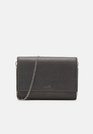 Borsa a tracolla in similpelle nera con texture, dotata di una tracolla in catena argentata e logo impresso. Forma rettangolare con design minimalista.