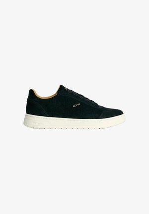 Sort ruskind lav top sneaker med hvid sål, "ACE '92" i guldfarvet skrift på siden og beige indvendig foring.