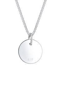 Silberne Anhänger-Halskette mit einem runden Tag, auf dem "925" eingraviert ist, hängt an einer gedrehten Kette. Glatte, glänzende Oberfläche, reflektierendes Finish.
