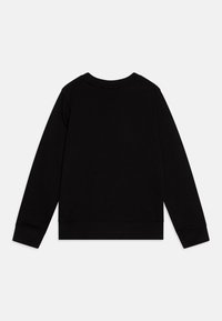Felpa nera con scollo rotondo, maniche lunghe e polsini a costine. Colore uniforme, tessuto morbido e vestibilità rilassata senza alcun motivo o grafica.