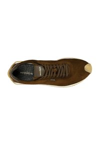Sneaker in suede marrone con punta arrotondata, design con lacci e suola in gomma leggera. Presenta una soletta nera con il logo del brand.