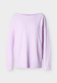 Μακρυμάνικη πουλόβερ σε λεβαντί απόχρωση με ριμπ λαιμόκοψη καραβοκέφαλο, μανσέτες και τελείωμα, παρουσιάζεται σε απλό ανοιχτό γκρι φόντο.