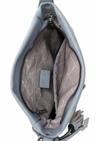 Borsa a tracolla in pelle grigia con chiusura a zip; l'interno ha una foderatura grigia con motivo a diamante e due scomparti, oltre a una tasca con zip.