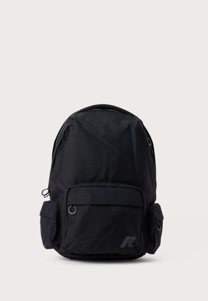 Mochila negra con una textura suave, gran compartimento principal, bolsillo frontal y dos bolsillos laterales. Presenta un diseño minimalista y un acento de logo.