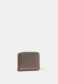 Portafoglio in pelle marrone con chiusura a zip, superficie texturizzata e accentuazione in zip dorata. Forma rettangolare compatta, design minimalista.