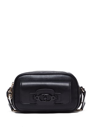 Sac bandoulière en cuir texturé noir avec poche avant à rabat et fermoir métallique noir, bandoulière réglable et détails en métal doré.